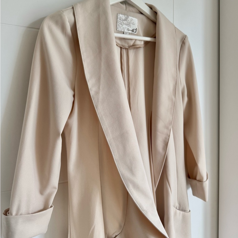 Women's Cream flowy Blazer - Picture 2 of 3
